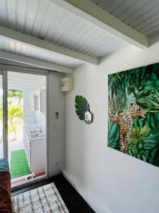 a mural of a leopard on a wall in a room at Studio "ZEN & NATURE" in La Savane