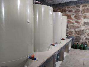 a row of white urinals in a bathroom at Casa da Vovó na Pousada Sitio Pauletto - com Cozinha, Churrasqueira e Decoração in Jarinu