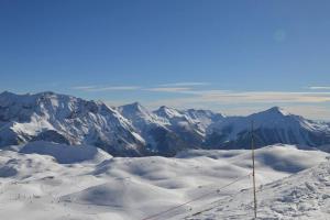 vistas a una cordillera nevada con un poste en T2 6 p - Pieds des pistes - résidence avec piscine en Orcières