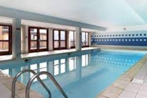 uma grande piscina num edifício em T2 6 p - Pieds des pistes - résidence avec piscine em Orcières