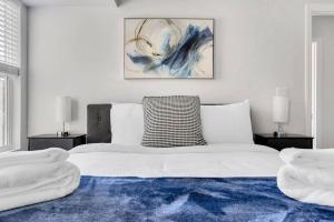 een witte slaapkamer met een groot bed met een blauw tapijt bij Near Downtown l Peaceful l Modern l Kids Room in Atascadero