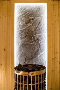 pojemnik wypełniony brudem obok kamiennej ściany w obiekcie Pensjonat Laworta Ski w mieście Ustrzyki Dolne