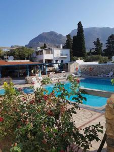 un complejo con piscina y un edificio en NORMA'S VILLAGE en Kalymnos