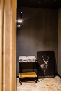 烏斯奇基的住宿－Pensjonat Laworta Ski，一间设有床铺的客房,墙上挂着鹿