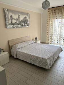 una camera da letto con un letto e un dipinto sul muro di La dimora di Enea a Brindisi