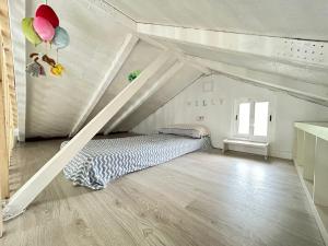 um quarto para crianças com uma cama debaixo das escadas em Tiny House Teresa em Pontons