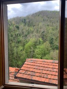 ein Fenster mit Bergblick in der Unterkunft Casa Piglione in Pian dʼOrsina