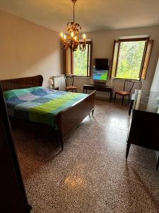 ein Schlafzimmer mit einem Bett und ein Wohnzimmer in der Unterkunft Casa Piglione in Pian dʼOrsina