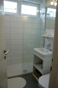 ein Bad mit einer Dusche und einem Waschbecken in der Unterkunft Apartment Majatalo in Zagreb