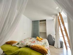- une chambre avec un lit à baldaquin dans l'établissement Tiny House Teresa, à Pontons