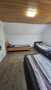 une chambre avec deux lits et un parquet dans l'établissement Haus Mitten in Herzen von Günzburg, à Guntzbourg