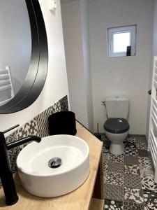 Ένα μπάνιο στο Bel appartement sur cour plein centre ville et parking