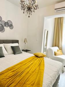 een slaapkamer met een bed met een gele deken erop bij GUEST HOUSE LANA 1 in Split