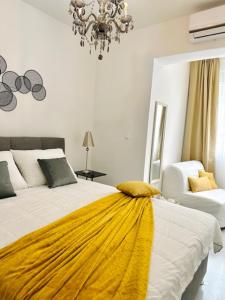 Un dormitorio con una cama con una manta amarilla encima. en GUEST HOUSE LANA 1, en Split 8 fotos más