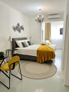 Un dormitorio con una cama y una mesa y sillas. en GUEST HOUSE LANA 1, en Split