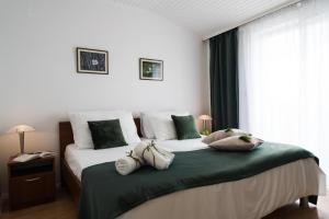 Un dormitorio con una cama con dos bolsas encima. en GUEST HOUSE LANA 1, en Split