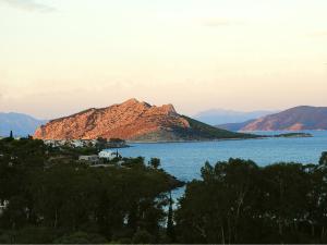 una vista de un cuerpo de agua con una montaña en serenity villa Aegina fantastic view near the beach, en Aegina Town