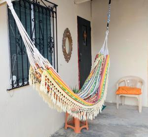 amaca appesa a un muro di fronte a una porta di Tocumen Sweet Home a Cabuya