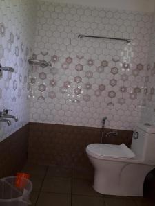 een badkamer met een toilet en een wastafel bij MUNNAR FALCUNS in Anachal