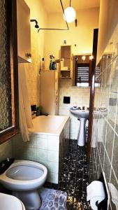 a bathroom with a toilet and a sink at Casa con giardino: Varazze in Varazze