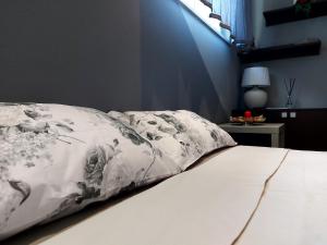 een bed met een wit dekbed erop bij Grape's Home in Canelli