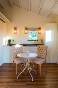 cocina con mesa y 2 sillas en La vie en rose - A chalet in the nature with fenced garden, en Torhout