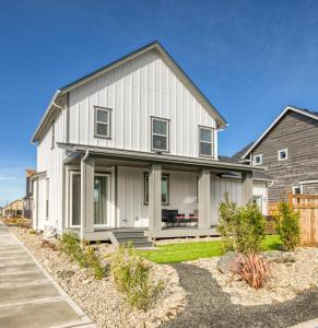 una casa blanca con un gris en Arcade House, en Ocean Shores