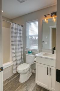Un baño blanco con inodoro y lavabo. en Arcade House, en Ocean Shores 32 fotos más