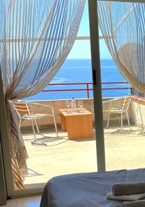 Cette chambre comprend un lit et offre une vue sur l'océan. dans l'établissement Casa Lucia, à Letojanni