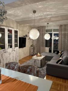 - un salon avec un canapé et une table dans l'établissement NkoS, à Osijek