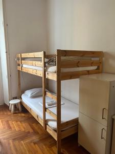 ローマにあるヴァレーゼ ゲストハウスの二段ベッド2組が備わる客室です。