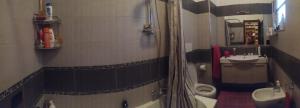 y baño con ducha, lavabo y aseo. en Stanza in appartamento, en Latina