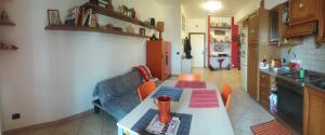 cocina y sala de estar con mesa y sofá en Stanza in appartamento, en Latina