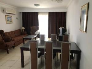 - un salon avec un canapé, une table et des chaises dans l'établissement Delta best, à Charm el-Cheikh