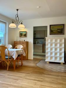 a kitchen and dining room with a table and chairs at Ferienhaus Anna in Dagebüll