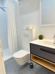La salle de bains blanche est pourvue de toilettes et d'un lavabo. dans l'établissement GUEST HOUSE LANA 1, à Split
