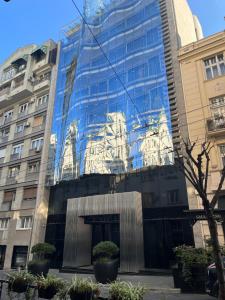een gebouw met een reflectie in het glas bij Sveti Stefan in Belgrado