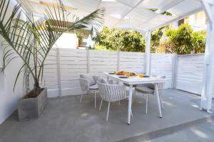 Biały stół i krzesła na patio w obiekcie 30villa Rd Studio w mieście Rodos