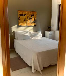 - une chambre avec un lit orné d'une peinture murale dans l'établissement "La Casa di FRILA" Bilocali a Borgo Celano, à San Giovanni Rotondo
