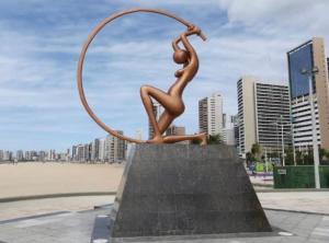una estatua de una mujer en un aro de hula en Sua casa fora de casa, en Fortaleza