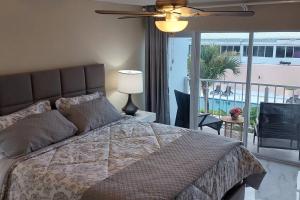 Un ou plusieurs lits dans un hébergement de l'établissement Nassau Harbour Cozy 2 bedroom Condo