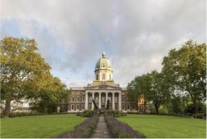 een gebouw met een koepel erop bij Riverside serviced apartments in Londen