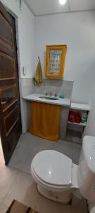 Łazienka z białą toaletą i umywalką w obiekcie Bellos Milagros w mieście Santa María