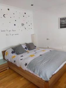 ein Schlafzimmer mit einem Bett mit Sternen an der Wand in der Unterkunft Casa Habanerin in figueras