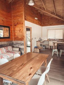 comedor con mesa de madera y sofá en ENTRE BAMBUES, en Los Ángeles