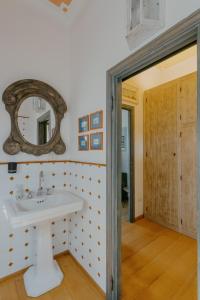 een badkamer met een wastafel en een spiegel aan de muur bij BeB BALENA in Viareggio