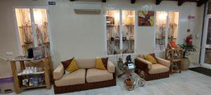 ein Wohnzimmer mit 2 Sofas und einem Tisch in der Unterkunft Apartamentos Turisticos Praia Grande in Ferragudo