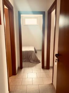 - un couloir avec un lit dans une chambre dans l'établissement "La Casa di FRILA" Bilocali a Borgo Celano, à San Giovanni Rotondo