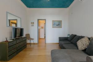 een woonkamer met een bank en een tv bij BeB BALENA in Viareggio