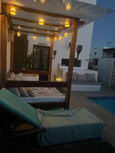 2 łóżka w pokoju z basenem w obiekcie Romantico con piscina privada solo para ti w mieście Punta de Mujeres